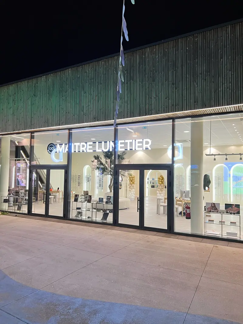 Grande vitrine de Maître Lunetier Servon, olivier et espace de conseil
